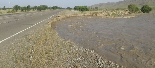 Чүй суусунун деңгээли көтөрүлүп, жол четин жей баштады - Sputnik Кыргызстан