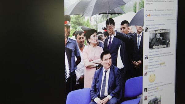 Снимок с социальной сети Facebook, на фото  запечатлен чиновник, над которым предположительно помощник держит зонт - Sputnik Кыргызстан