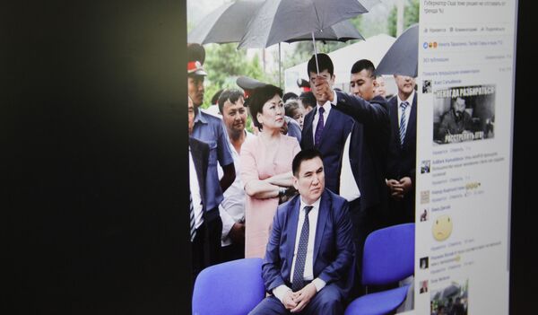 Снимок с социальной сети Facebook, на фото  запечатлен чиновник, над которым предположительно помощник держит зонт - Sputnik Кыргызстан