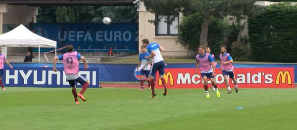 Футболисты сборной РФ отрабатывали удары на тренировке перед Евро-2016 - Sputnik Кыргызстан