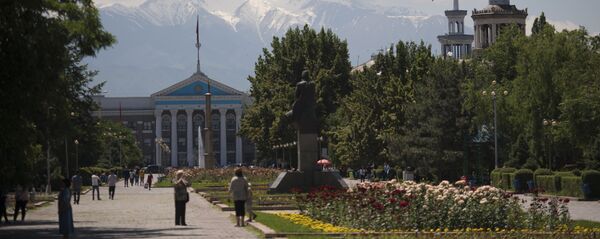 Люди на аллее Молодежи во время солнечной погоды в городе Бишкек. Архивное фото - Sputnik Кыргызстан