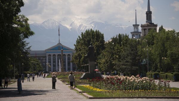 Вид на аллею Молодежи в Бишкеке. Архивное фото - Sputnik Кыргызстан