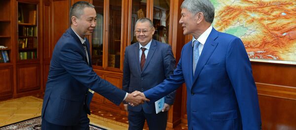 Президент Алмазбек Атамбаев принял директора Государственного агентства по делам местного самоуправления и межэтнических отношений Бакыта Рыспаева и председателя Ассамблеи народа Кыргызстана Токона Мамытова. - Sputnik Кыргызстан