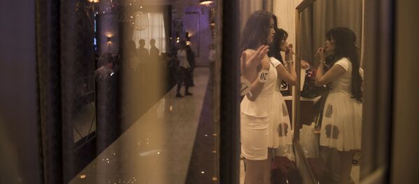 Девушки перед зеркалом. Архивное фото - Sputnik Кыргызстан