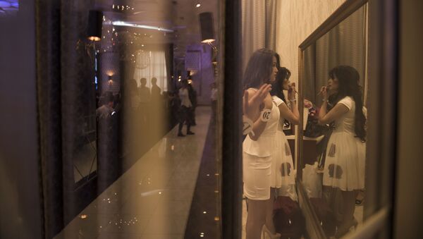 Девушки перед зеркалом. Архивное фото - Sputnik Кыргызстан