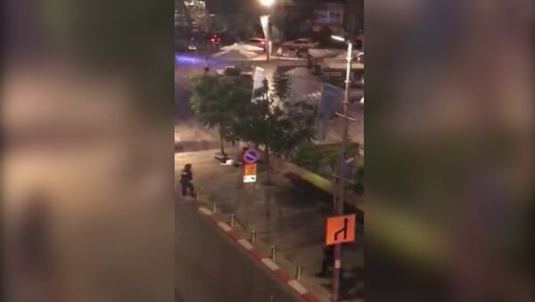 Двое палестинцев устроили теракт у рынка в Тель-Авиве. Кадры с места событий - Sputnik Кыргызстан