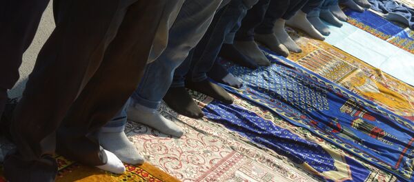 Намаз окуп жаткан мусулмандар. Архив - Sputnik Кыргызстан