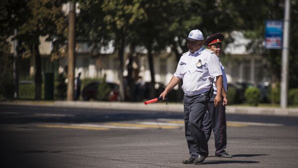 Сотрудники патрульной милиции на улице Бишкека. Архивное фото - Sputnik Кыргызстан