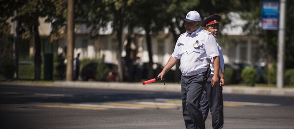 Сотрудники патрульной милиции на улице Бишкека. Архивное фото - Sputnik Кыргызстан