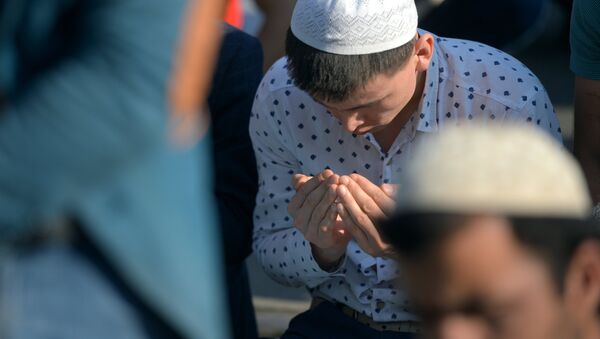 Мусульманин во время чтения молитвы. Архивное фото - Sputnik Кыргызстан