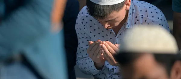 Мусульманин во время чтения молитвы. Архивное фото Мусульманин во время чтения молитвы. Архивное фото - Sputnik Кыргызстан