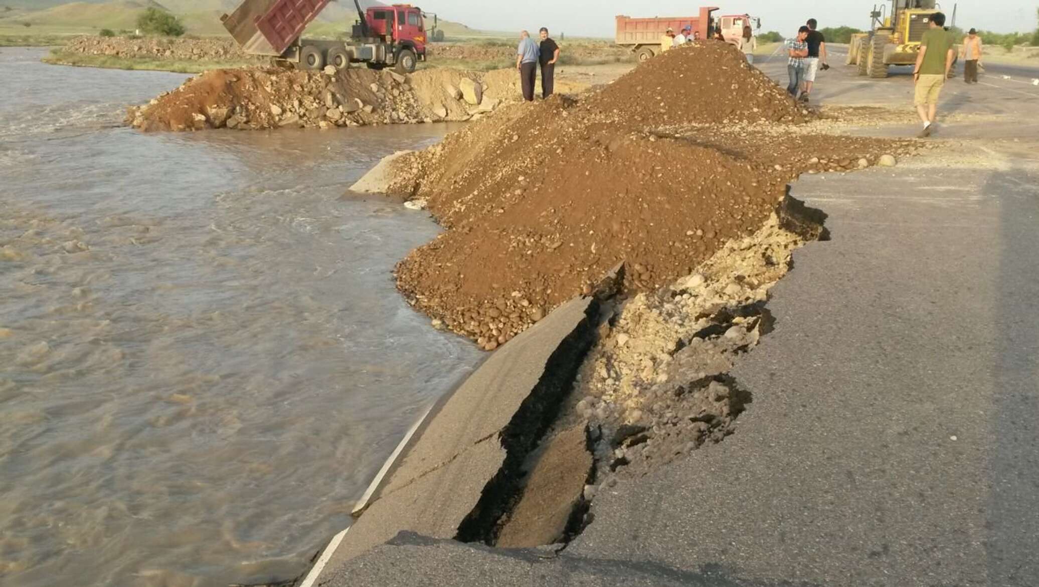 На берегу чу на русском. Гравий на берегу реки. Засыпка реки. Засыпанная река. Берега реки Чу.