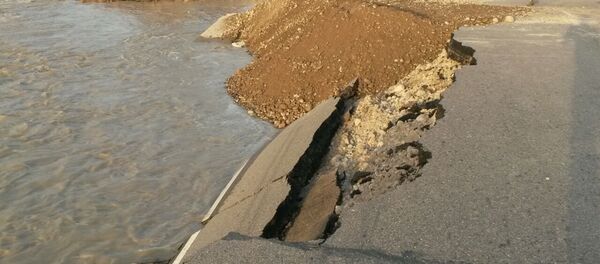 Последствия размытия стратегической дороги Бишкек — Нарын — Торугарт из-за повышения уровня воды реки Чу - Sputnik Кыргызстан