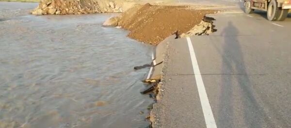 Рабочие сыпали гравий на месте размытия автотрассы в Кемине - Sputnik Кыргызстан