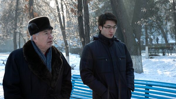 Писатель Чингиз Айтматов с сыном Эльдаром. Архивное фото - Sputnik Кыргызстан