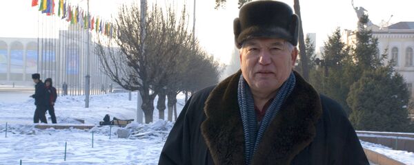 Писатель Чингиз Айтматов во время последней фотосессии в городе Бишкек. Архивное фото Писатель Чингиз Айтматов во время последней фотосессии в городе Бишкек. Архивное фото - Sputnik Кыргызстан