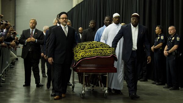 Люди везут гроб легенды бокса Мохаммеда Али во время молебна в Луисвилле, штат Кентукки, США. - Sputnik Кыргызстан