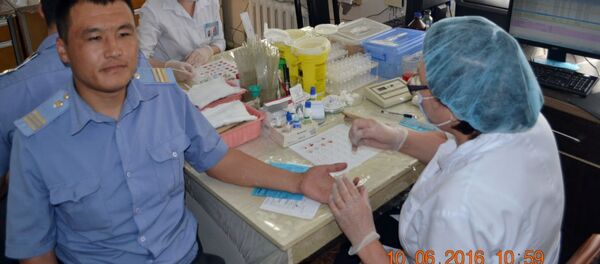 Кайгуул милициясынын башкы башкармалыгынын кызматкерлери кан тапшыруу учурунда - Sputnik Кыргызстан