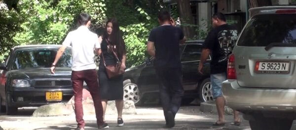 Соцэксперимент в Бишкеке: похищение девушки на глазах прохожих - Sputnik Кыргызстан