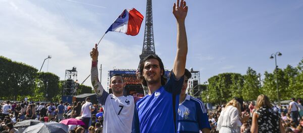 Болельщики в фан-зоне Чемпионата Европы по футболу 2016 перед Эйфелевой башней в Париже. - Sputnik Кыргызстан