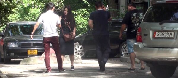 Бишкектеги соцэксперимент: ала качып бараткан кызга жардам бере аласызбы? - Sputnik Кыргызстан