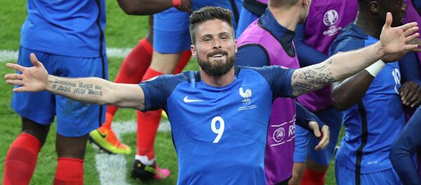 Игрок сборной Франции Оливье Жиру радуется забитому мячу в матче группового этапа чемпионата Европы по футболу - 2016 между сборными командами Франции и Румынии. - Sputnik Кыргызстан