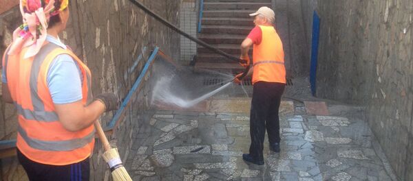 Сотрудники муниципального предприятия Тазалык проводят санитарную уборку подземных переходов и путепроводов в Бишкеке - Sputnik Кыргызстан