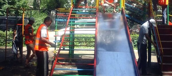 Тазалык муниципалдык ишканасынын кызматкерлери Эркиндик бульвары менен Тоголок Молдо гүл багындагы балдар аянтчаларын оңдоп чыгышты - Sputnik Кыргызстан