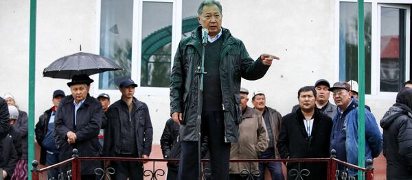 Бывший президент Кыргызстана Курманбек Бакиев выступает на митинге своих сторонников в селе Тейит под Джалал-Абадом. Архивное фото Бывший президент Кыргызстана Курманбек Бакиев выступает на митинге своих сторонников в селе Тейит под Джалал-Абадом. Архивное фото - Sputnik Кыргызстан
