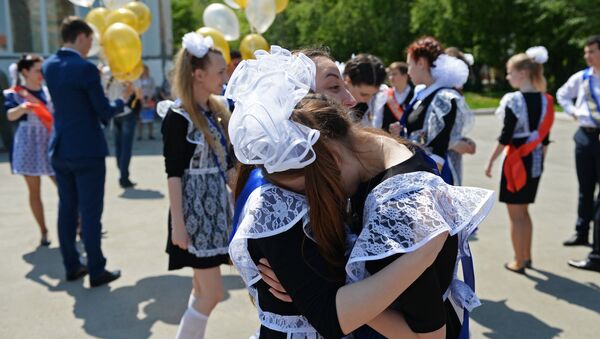 Школьники на празднике Последний звонок. Архивное фото - Sputnik Кыргызстан