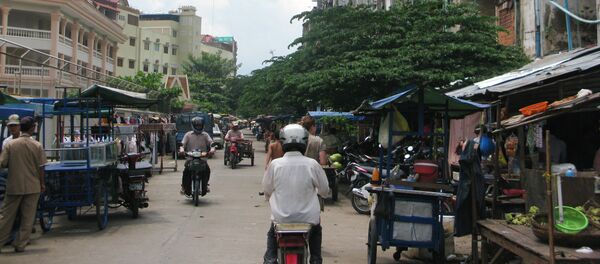 Люди на одном из улиц Пномпеня. Архивное фото - Sputnik Кыргызстан