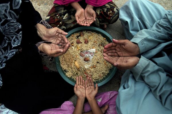 Священный месяц Рамадан в Карачи, Пакистан - Sputnik Кыргызстан
