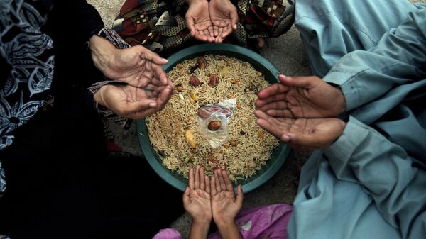 Молитва перед едой во время священного месяца Рамазан. Архивное фото - Sputnik Кыргызстан