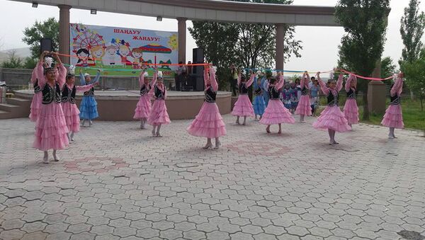 В столичном микрорайоне Асанбай прошел концерт в рамках празднования Дня России. - Sputnik Кыргызстан