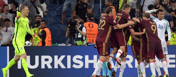 Игроки сборной России радуются забитому мячу в матче группового этапа Чемпионата Европы по футболу — 2016 между сборными Англии и России. - Sputnik Кыргызстан