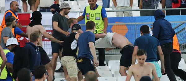 Драка на трибуне болельщиков после матча группового этапа чемпионата Европы по футболу - 2016 между сборными командами Англии и России. - Sputnik Кыргызстан