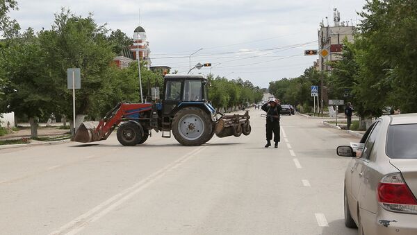 Полицейский Казахстана возле блокируемого района в городе Актобе. Архивное фото - Sputnik Кыргызстан