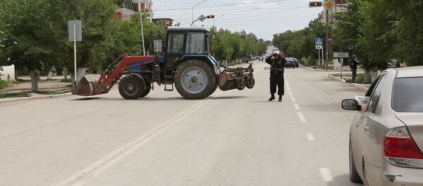 Полицейский Казахстана возле блокируемого района в городе Актобе. Архивное фото - Sputnik Кыргызстан