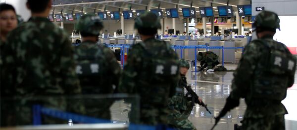 Сотрудники полиции и саперы в международном аэропорту Пудун в Шанхае, где произошел взрыв. Сотрудники полиции и саперы в международном аэропорту Пудун в Шанхае, где произошел взрыв. - Sputnik Кыргызстан