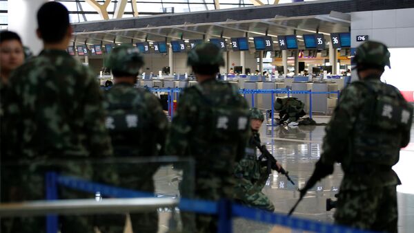 Сотрудники полиции и саперы в международном аэропорту Пудун в Шанхае, где произошел взрыв. - Sputnik Кыргызстан