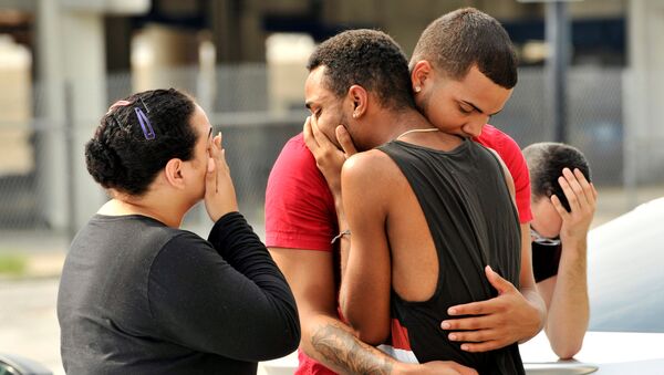Друзья и члены семьи пострадавших в гей-клуба Pulse в Орландо, США. - Sputnik Кыргызстан