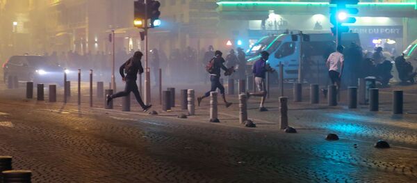 Болельщики во время беспорядков после окончания матча группового этапа чемпионата Европы по футболу - 2016 между сборными командами Англии и России в Марселе. Архивное фото - Sputnik Кыргызстан