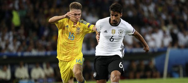 Украина жана Германия оюнчусу беттеште. Архив - Sputnik Кыргызстан