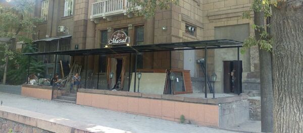 Незаконная пристройка у кафе по проспекту Эркиндик - Sputnik Кыргызстан