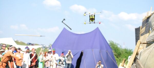 Копьем в квадрокоптер, или Необычные состязания на Сибирском огне-2016 - Sputnik Кыргызстан