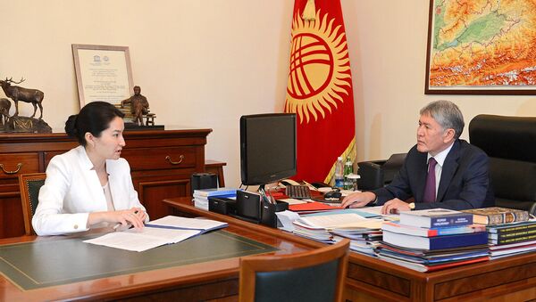 Атамбаев башкы прокурор Индира Жолдубаеваны кабыл алуу учурунда - Sputnik Кыргызстан