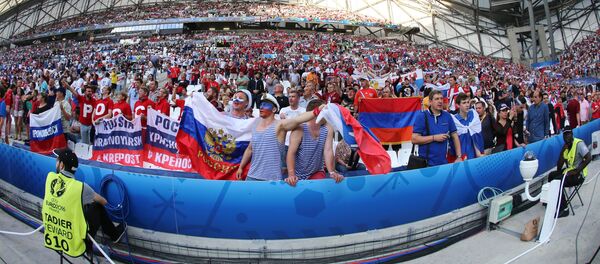Российские болельщики перед началом матча группового этапа чемпионата Европы по футболу - 2016 между сборными командами Англии и России. Архивное фото - Sputnik Кыргызстан