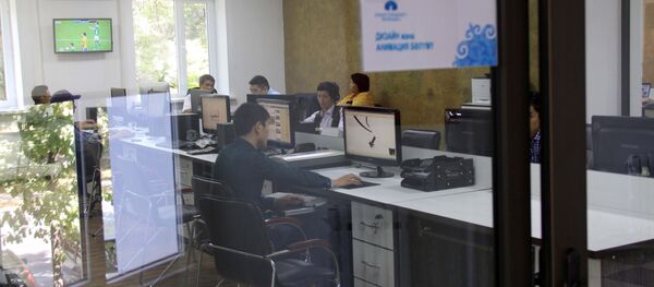 КТРКнын офисиндеги кызматкерлер. Архив - Sputnik Кыргызстан