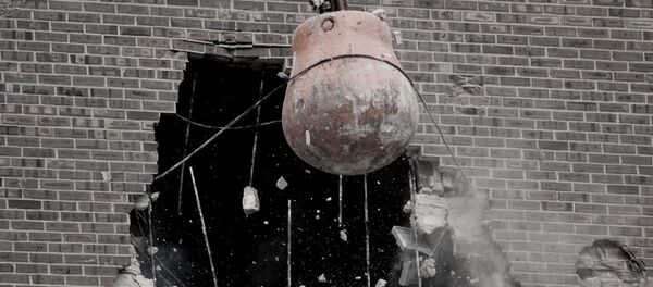 Кран во время сноса дома. Архивное фото - Sputnik Кыргызстан