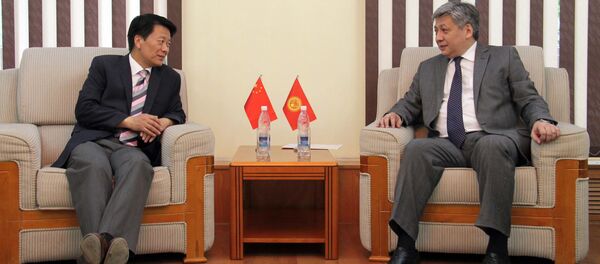 Тышкы иштер министри Эрлан Абдылдаев Кытайдын Кыргызстандагы ыйгарым укуктуу элчиси Ци Даюй менен жолугушту. - Sputnik Кыргызстан